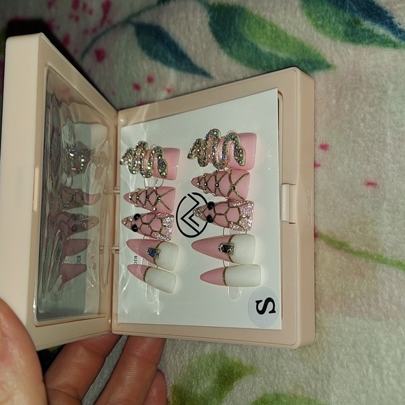 Press on nails - Picture 4 of 6